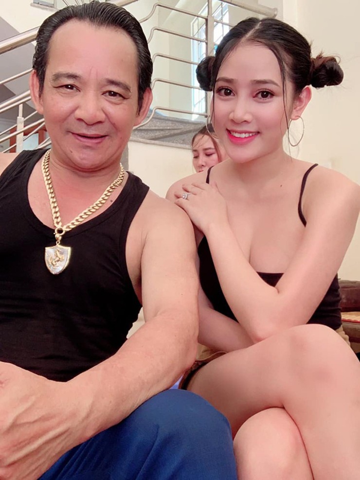 Lương Thanh Hằng quen thuộc trong nhiều phim hài Tết, tham gia cùng các nghệ sĩ quen thuộc, trong đó có nghệ sĩ Quang Tèo.
