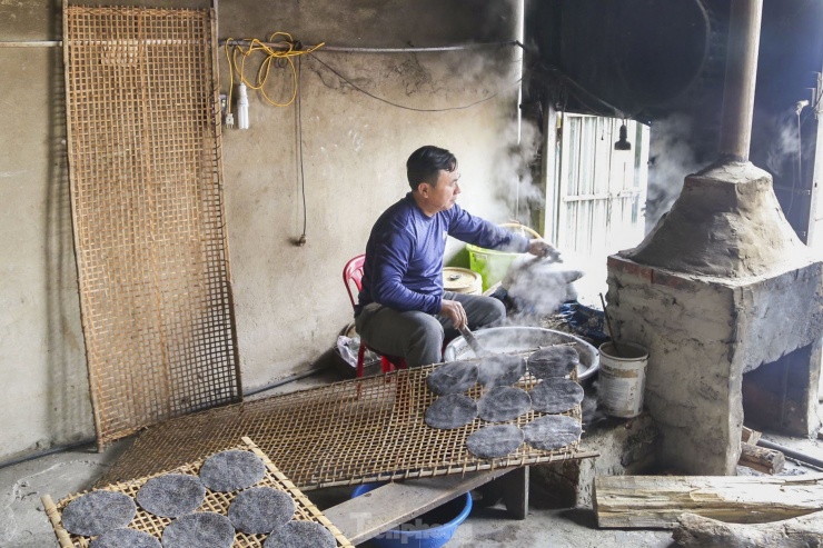 Ông Nguyễn Văn Hồng (SN 1967) cho biết, Tết Nguyên đán là cao điểm của nghề làm bánh đa. Để cung ứng số lượng lớn bánh ra thị trường, hiện 10 công nhân phải làm việc từ sáng đến tận đêm khuya. Dù nhiều nơi đã dùng máy móc hiện đại để làm bánh nhưng người dân nơi đây vẫn chủ yếu vẫn dùng tay để tráng bánh.