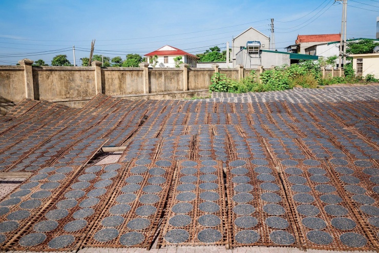 Làng bánh đa Vĩnh Đức (thị trấn Đô Lương, huyện Đô Lương, Nghệ An) có tuổi đời hơn 300 năm. Làng nghề hiện có 60 hộ, tạo việc làm thường xuyên cho hơn 200 lao động địa phương. Từ sản phẩm truyền thống, tháng 1/2022, bánh đa vừng Vĩnh Đức được công nhận là sản phẩm OCOP (chương trình mỗi xã một sản phẩm thế mạnh) 3 sao.