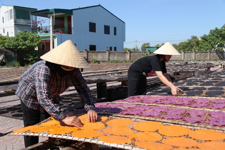 Mỏi tay tráng, quạt bánh đa vẫn không đủ hàng bán Tết ở làng nghề hơn 300 năm - 5