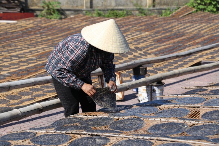 Theo ông Hồng, sở dĩ bánh đa ở đây ngon hơn so với các vùng khác không chỉ bởi cách làm thủ công truyền thống mà nguyên liệu làm bánh cũng được lấy tại chỗ gồm bột gạo hòa trộn với vừng đen cùng một số loại gia vị như gừng, hạt tiêu, tỏi giã nhỏ, trộn vào bột gạo để tráng.