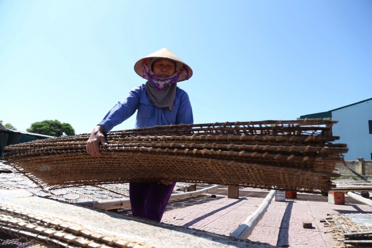 Là vụ sản xuất chính trong năm nên người dân ở làng nghề hoạt động hết công suất, có hộ không đủ hàng bán Tết.