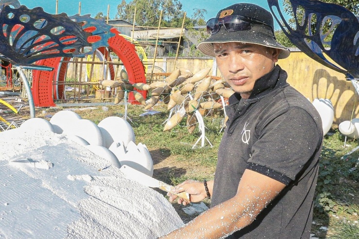 Dịp Tết Nguyên đán năm nay, UBND thành phố đầu tư hơn 19 tỷ đồng trang trí hoa và điện chiếu sáng phục vụ Tết Giáp Thìn 2024. Dự kiến các hạng mục công trình trang trí hoa và điện chiếu sáng sẽ hoàn thành trước ngày 28 âm lịch và tổ chức phục vụ người dân đến tham quan, thưởng lãm.