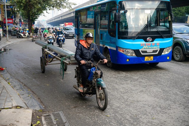 Các xe tự chế chở thép, tôn... vẫn xuất hiện trên khắp các tuyến đường, tiềm ẩn nguy cơ mất an toàn cho người tham gia giao thông