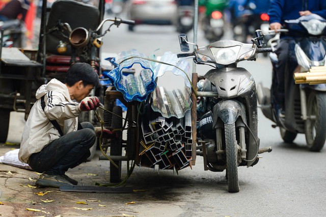 Điểm chung của những chiếc xe này là đều cũ nát, đèn vỡ, không xi nhan, khung xe tàn tạ...