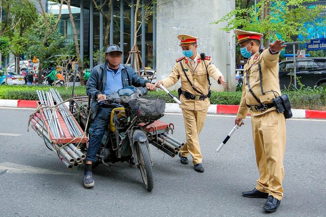 Trước tình trạng này, tổ công tác thuộc Đội CSGT số 3 (Phòng CSGT - Công an TP Hà Nội) đã tiến hành ra quân xử lý. Chỉ trong thời gian ngắn, lực lượng CSGT đã kiểm tra, xử lý nhiều trường hợp