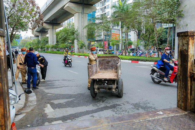 Trường hợp xe tự chế gây tai nạn ảnh hưởng đến sức khỏe, tính mạng của người khác thì người điều khiển phương tiện còn có thể bị truy cứu trách nhiệm hình sự với hình phạt từ 3 - 10 năm tù. Đối với hành vi chở hàng cồng kềnh, chở hàng vượt quá giới hạn quy định, căn cứ theo điểm k khoản 3 Điều 6 và khoản 2 điều 82 Nghị định 100/2019/NĐ-CP, người vi phạm sẽ bị phạt tiền từ 400.000 đồng đến 600.000 đồng. Ngoài ra, tài xế có thể bị tước bằng lái xe từ 2 tháng đến 4 tháng.