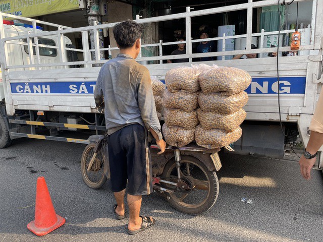 Nhiều người vi phạm lấy lý do xe chở hàng nặng, dễ hư hỏng nên không sửa chữa thường xuyên