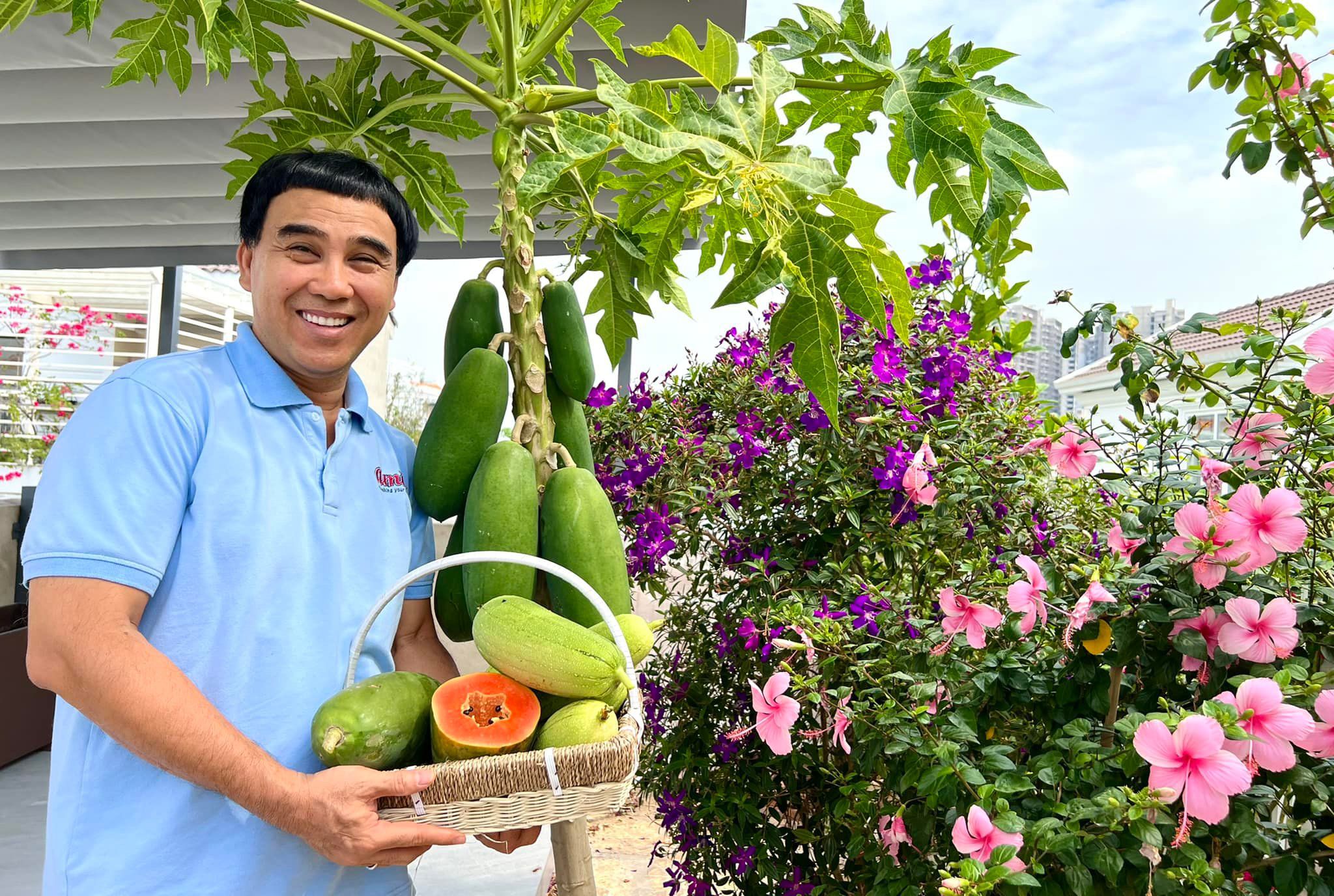 Quyền Linh và các thành viên trong gia đình thường ra vườn hái hoa, thu hoạch trái cây.