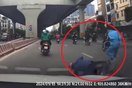 Clip: Người đàn ông gây tai nạn cho tài xế xe máy sau hành động trái luật