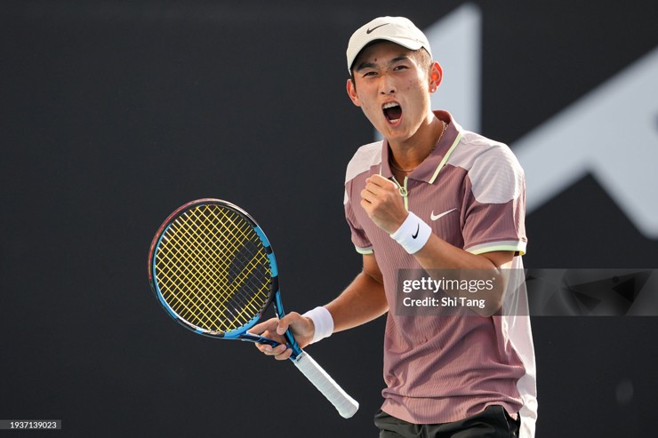 Tay vợt trẻ 18 tuổi Juncheng Shang sẽ đối đầu với Alcaraz ở vòng 3 Australia Open 2024