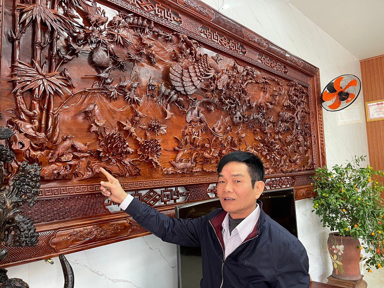 Theo nghệ nhân Đinh Xuân Đồng, bức tranh này được chế tác từ một tấm gỗ hương nguyên khối dài 3,7m; rộng 1,6m; dày 10cm.