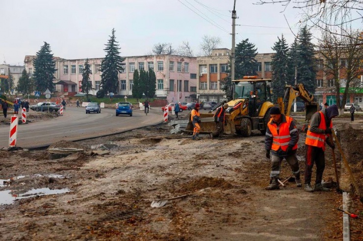 Công nhân Ukraine bắt đầu tái thiết một con phố bị hư hại trong những tháng đầu tiên chiến sự Nga-Ukraine nổ ra tại TP Trostianets (tỉnh Sumy). Ảnh: REUTERS