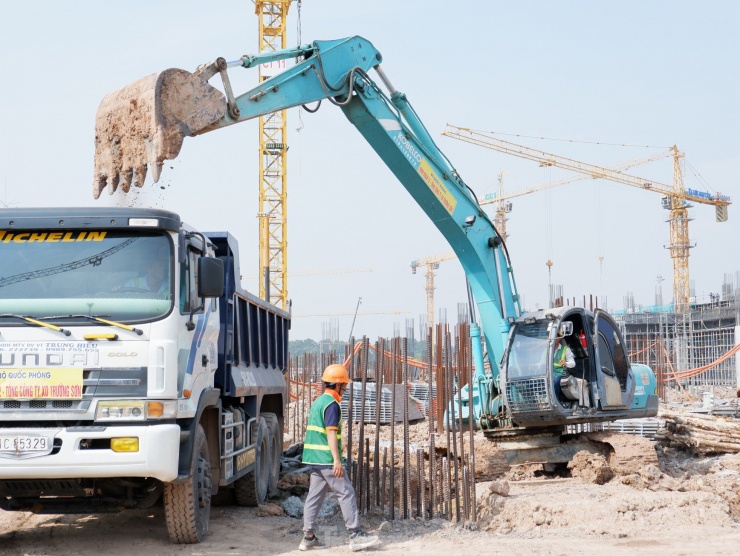 Cũng theo Ban Quản lý dự án, khó khăn chính hiện nay là mặt bằng thi công bị bó hẹp bởi xung quanh là sân bay, các công trình thuộc khu vực quân sự và dự án đường nối Trần Quốc Hoàn - Cộng Hòa. Chính vì vậy, không còn chỗ để làm các khu vực phụ trợ thi công (khu phụ trợ vật liệu, bãi gia công vật liệu). Bên cạnh đó, đường công vụ cũng không triển khai được một cách ổn định và phải linh hoạt theo từng thời kỳ.