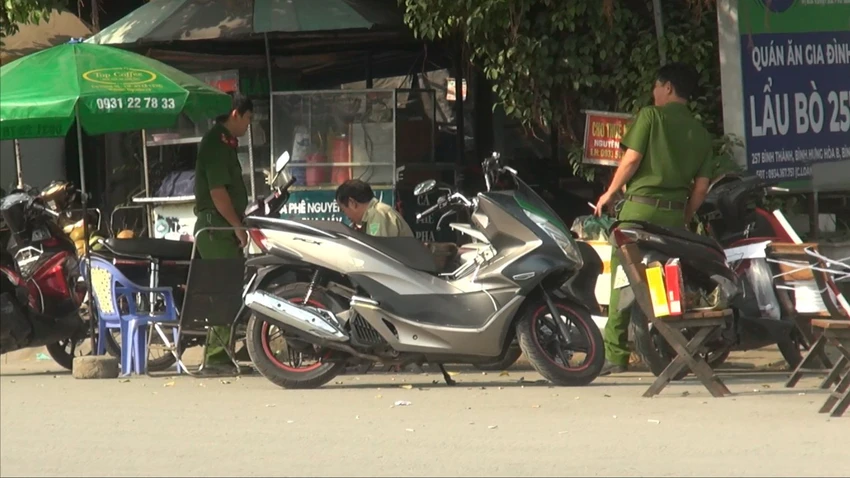 Công an phong tỏa hiện trường để điều tra, truy xét vụ chém nhau khiến một người chết. Ảnh: NT