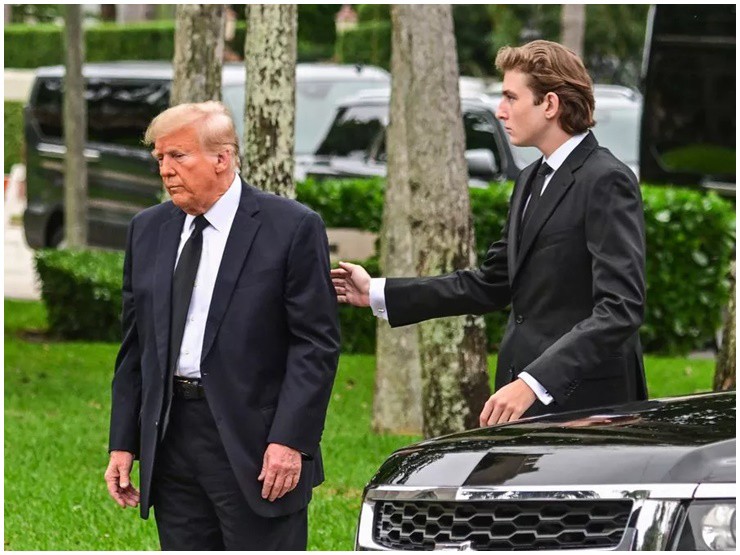 Barron Trump an ủi cha mình trong tang lễ.