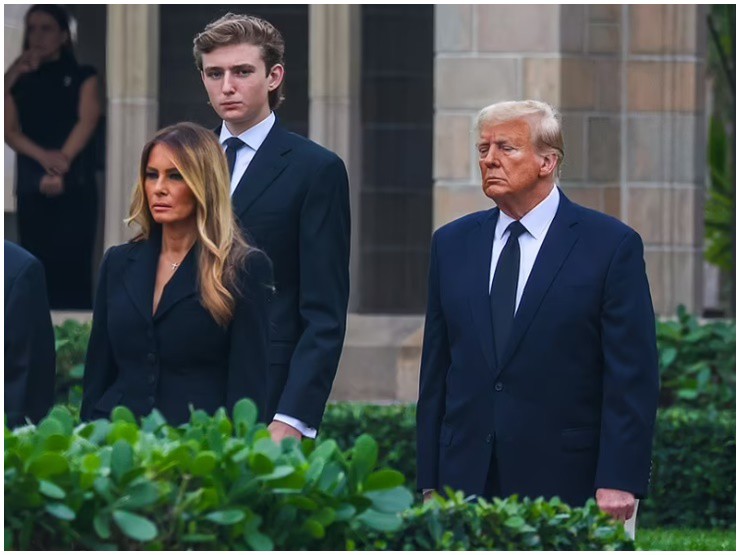 Barron Trump nổi bật hơn người khi xuất hiện cùng với cha mẹ.