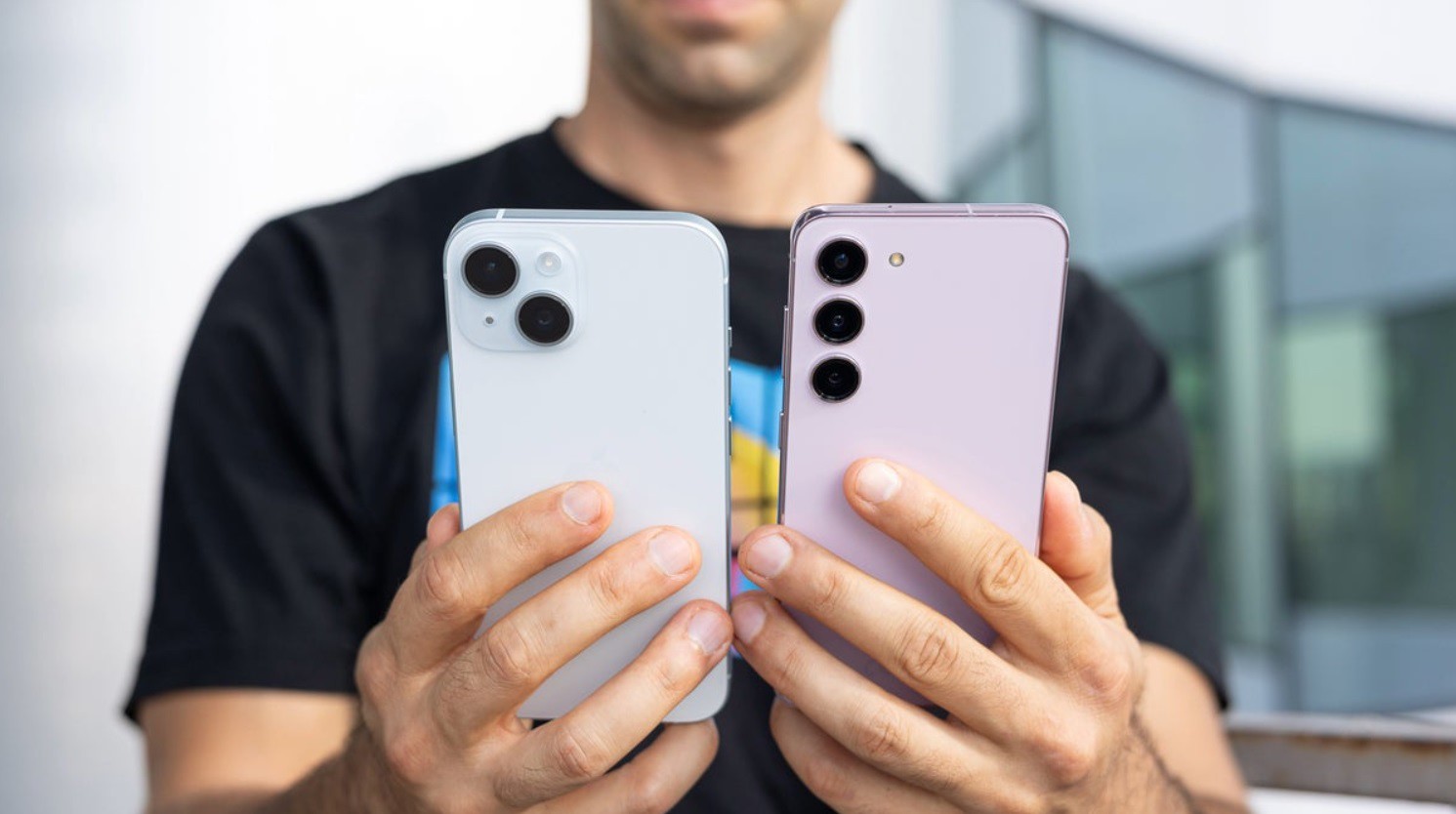 iPhone 15 và Galaxy S23.