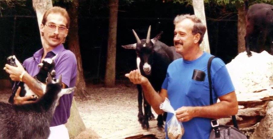 Charles Chumbler (phải) và Michael Kariakis (trái).