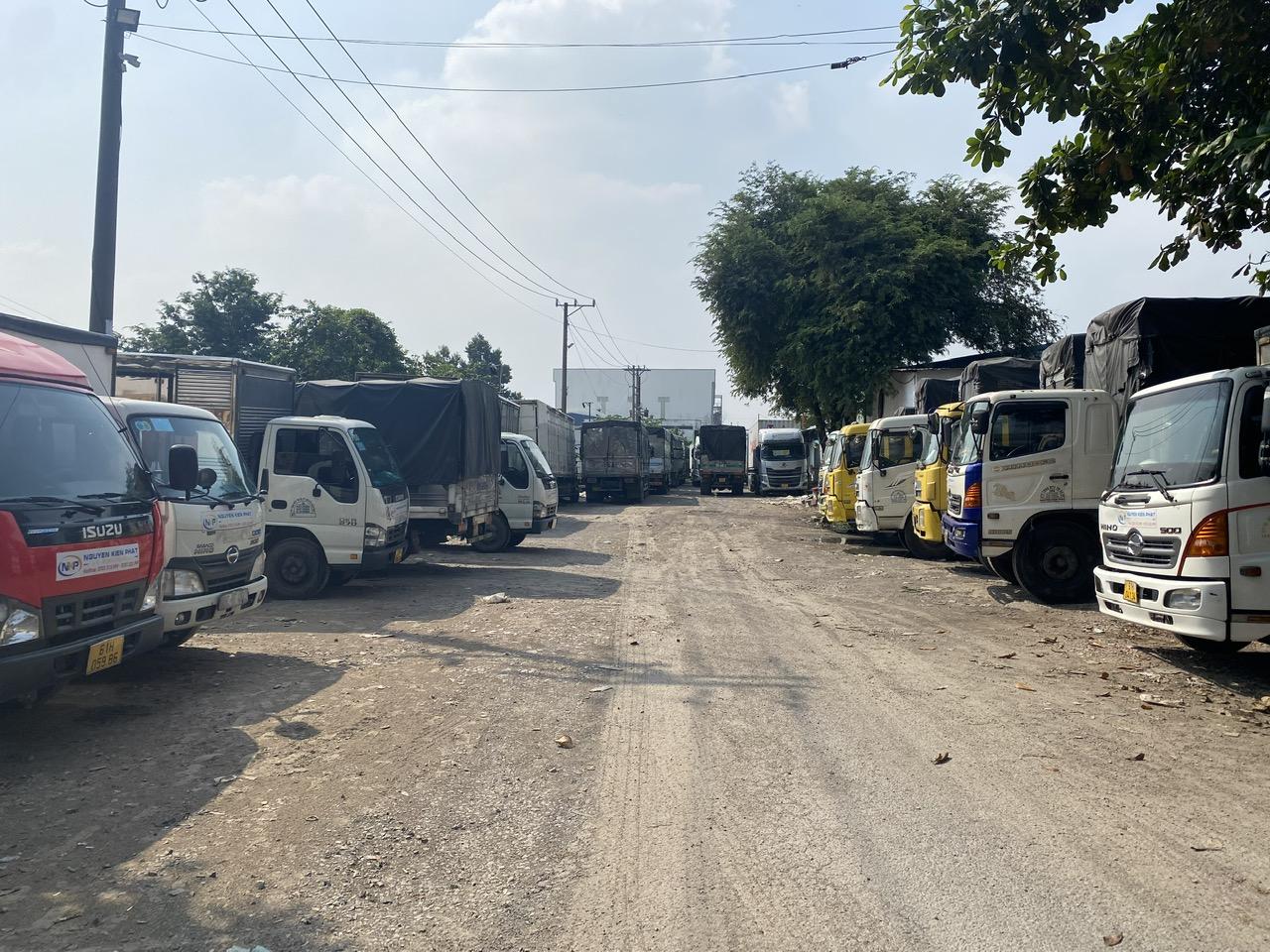 Hàng chục xe ô tô, xe bán tải, container của đơn vị vận chuyển hàng hóa Nguyễn Kiên Phát luôn sẵn sàng phục vụ khách hàng Bắc - Trung - Nam