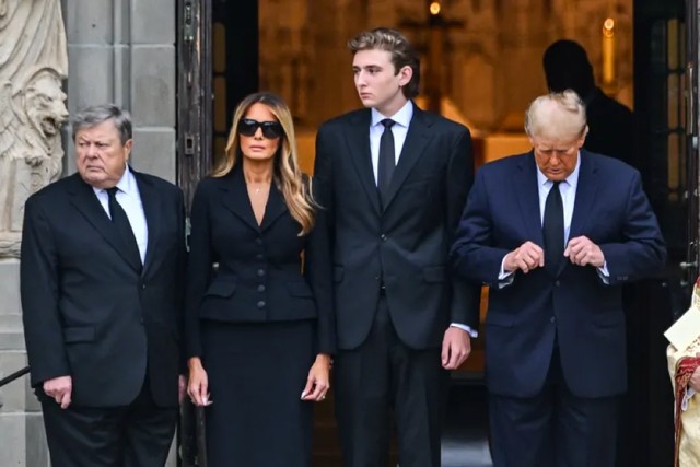 Cậu út Barron Trump (giữa) cùng ông ngoại Viktor Knavs và bố mẹ tại nhà thờ Bethesda ngày 18-1. Ảnh: Giorgio Viera