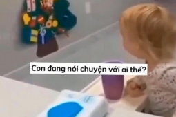 Khi con nói chuyện với "ai đó" khiến bố mẹ hết hồn