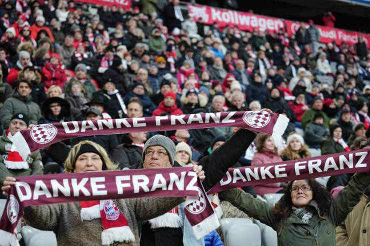 Các fan Bayern mang theo những chiếc khăn có dòng chữ "Cảm ơn Franz"