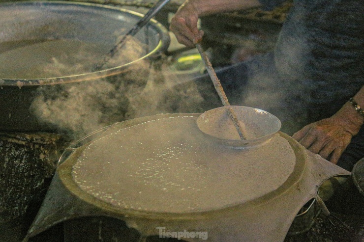 Làng bánh tráng 500 năm tuổi ở Đà Nẵng đỏ lửa xuyên đêm làm hàng Tết - 10