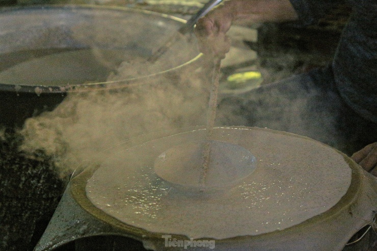 Làng bánh tráng 500 năm tuổi ở Đà Nẵng đỏ lửa xuyên đêm làm hàng Tết - 11