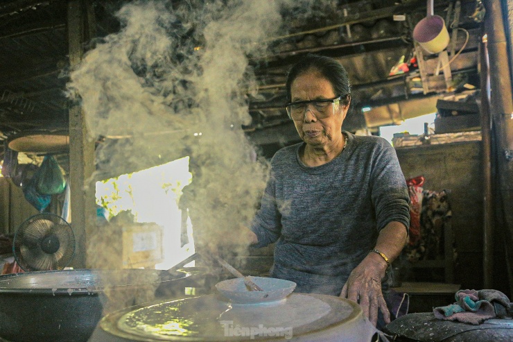 Có thâm niên hơn 50 năm với nghề tráng bánh, bà Trần Thị Luyện (71 tuổi, trú thôn Túy Loan Tây 1) cho biết: Vật giá năm nay hơi cao nên giá bánh cao hơn so với năm ngoái. Tuy nhiên nhiều người vẫn tới đặt mua từ nhiều tháng trước. Số lượng đơn hàng nhiều nên bà phải thuê thêm người để kịp làm bánh cho khách. Mỗi ngày lò bánh làm ra khoảng 200 cái, giá từ 220.000 - 270.000 đồng/một gói 10 cái.