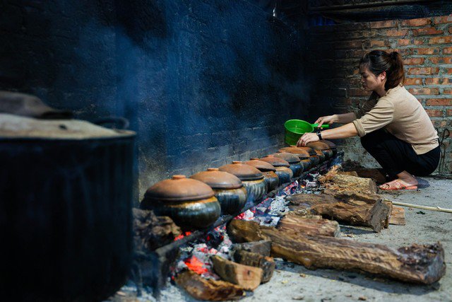 Trong thời gian kho cá, phải kiểm tra để tiếp nước cho nồi cá liên tục, đến khi đủ thời gian, nồi cá chỉ còn khoảng một thìa nước thì mới tắt bếp