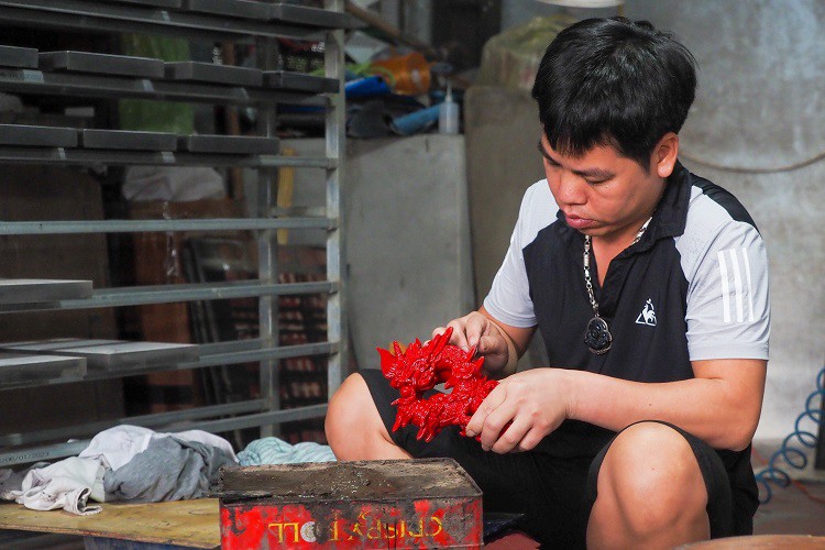 “Mây cuốn xung quanh rồng chỉ thiên thời, tức là thời điểm thuận lợi, là bước đệm vững chãi để vươn lên, thể hiện khát khao của con người và nhũng nỗ lực không ngừng để đạt được thành công”, ông Dũng nói.