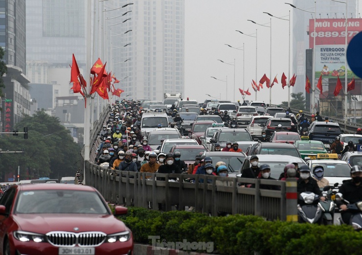 Trên cầu vượt Nguyễn Chí Thanh lượng xe ùn kéo dài.