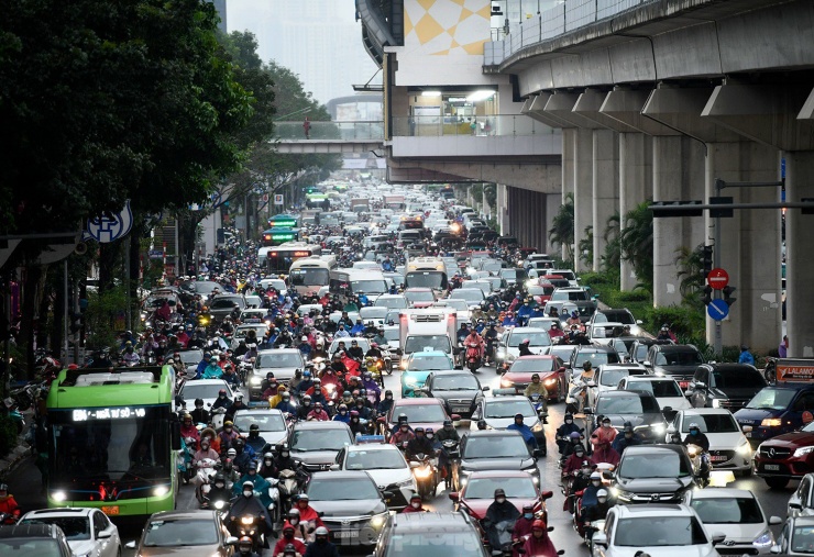 Trên đường Nguyễn Trãi ùn kéo dài hướng từ hầm chui Thanh Xuân về Ngã Tư Sở.