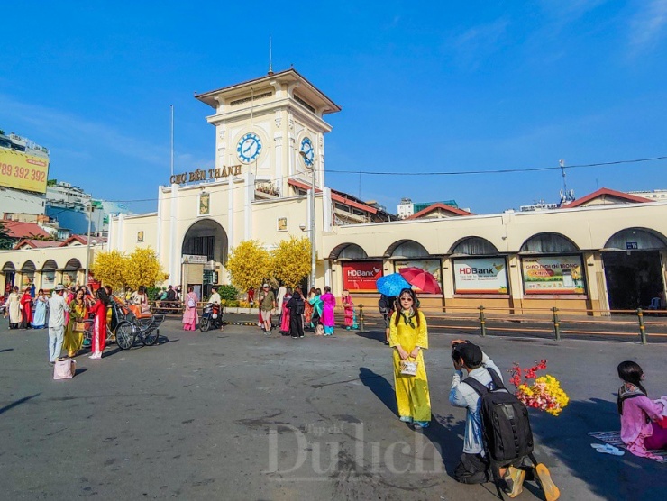 Trước các trung tâm mua sắm, shop mall như Diamond Plaza, Sài Gòn Center, chợ Bến Thành không riêng dịp cuối tuần, lúc nào cũng nhộn nhịp đông đúc.