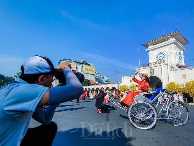 Các bác xích lô đạp dịp này cũng ăn theo trào lưu chụp ảnh áo dài trước chợ Bến Thành bằng việc cho thuê “đạo cụ” kiếm cơm hàng ngày của mình.