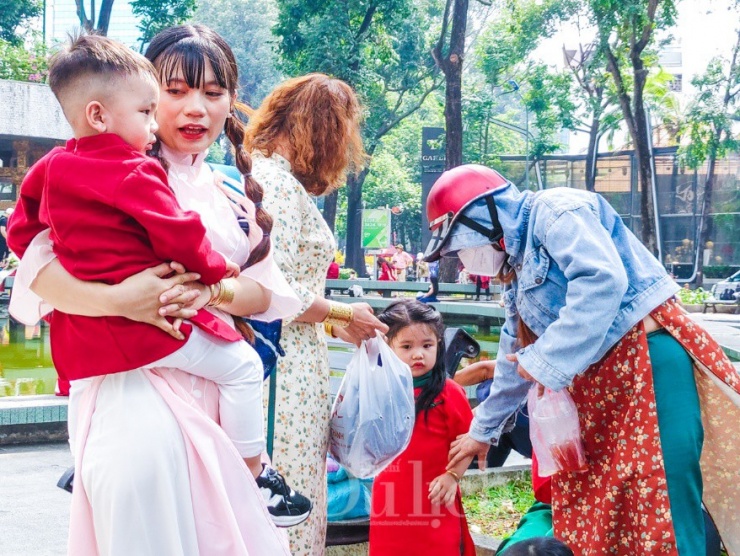 Không chỉ các bạn trẻ, nam thanh – nữ tú hẹn nhau ghé đến, í ới gọi nhau rôm rả, các bé cũng được cha mẹ đưa đến chụp hình.