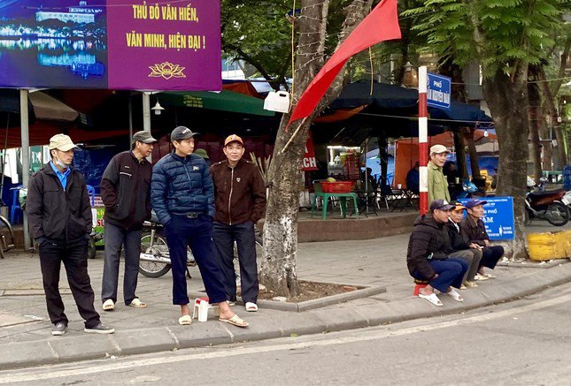 Lao động tại “chợ người” ngóng người thuê.