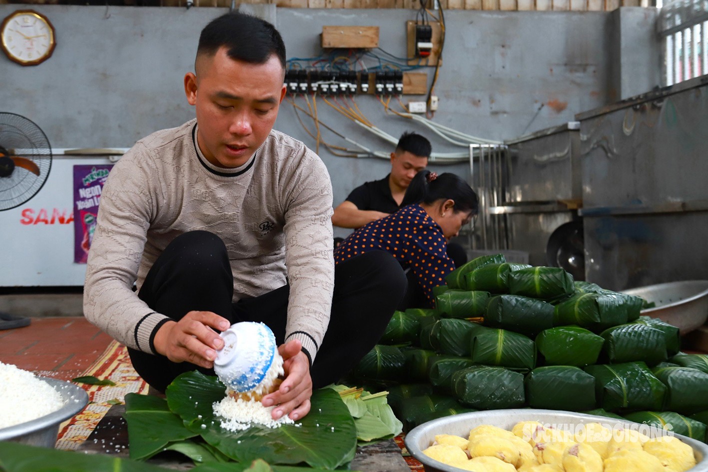 Nghề gói bánh chưng ở đây là do ông cha truyền lại. Cứ như vậy từ đời này sang đời khác, nghề gói bánh chưng vẫn được gìn giữ qua bao thế hệ, tạo nên thương hiệu bánh chưng Tranh Khúc nổi tiếng, bà Dạp cho biết thêm.