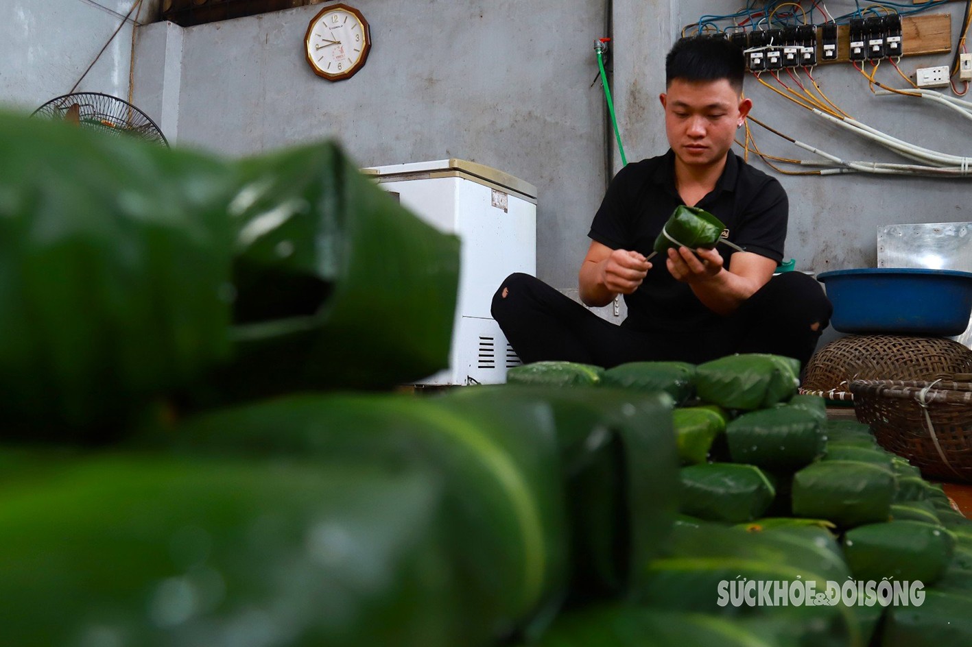 Là làng nghề bánh chưng nổi tiếng nên đa số lớp kế cận đều tiếp nối nghề này theo cha truyền con nối. Những người trẻ học và làm nghề rất giỏi, họ trở thành lao động chính. Anh Nguyễn Văn Sơn (chủ xưởng bánh chưng Phong Sơn - Đội 1) chia sẻ: Từ bé tôi đã được ông bà, cha mẹ chỉ cách làm và có thể tự gói được bánh từ hồi học cấp 1. Nếu tính tuổi nghề chắc cũng phải hơn 30 năm rồi”.