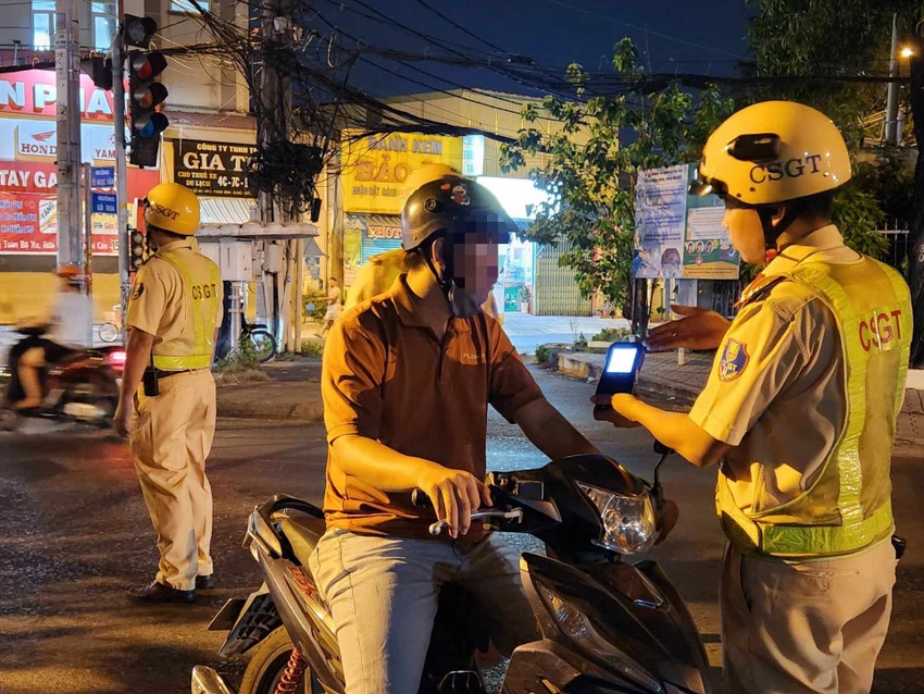 CSGT kiểm tra hàng chục trường hợp và phát hiện tám trường hợp vi phạm nồng độ cồn vào đêm 14-1 tại Gò Dưa - Tô Ngọc Vân. Ảnh: TS