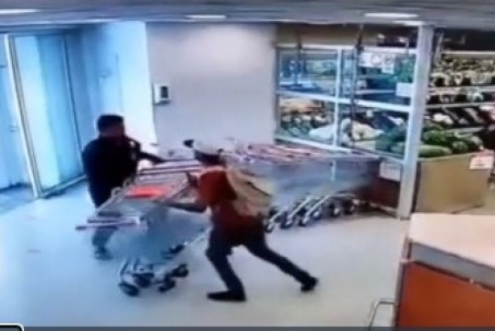 Video: Nhân viên siêu thị hạ gục tên trộm chỉ bằng một chai nước ngọt
