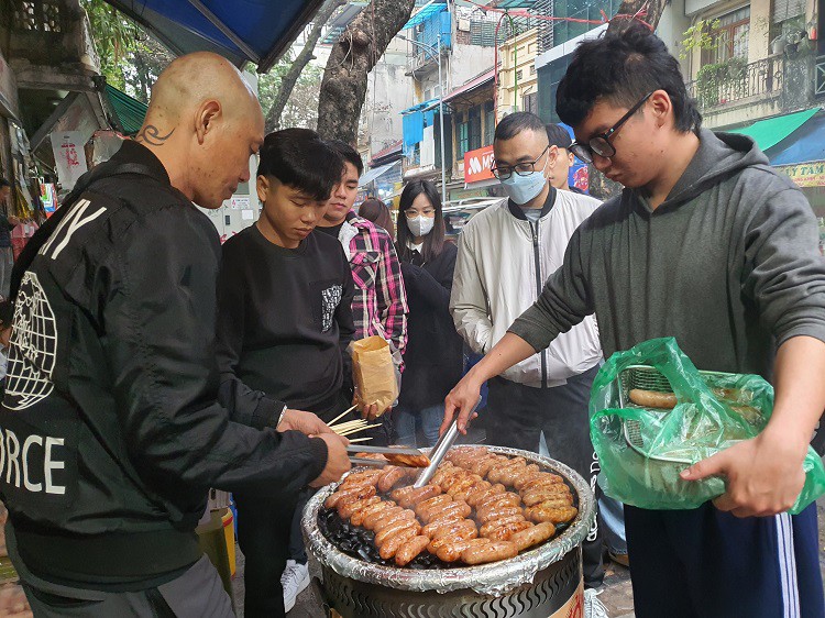 Anh Thắng phải nhờ thêm 4-5 người khác phụ việc mới kịp bán cho khách.