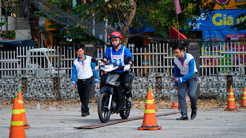 HEAD Trung Tâm hướng dẫn học viên thực hành trên sân thực hành