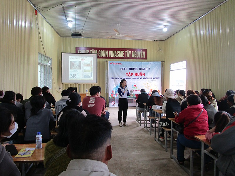 HEAD Trung Thạch hướng dẫn lý thuyết cho học viên