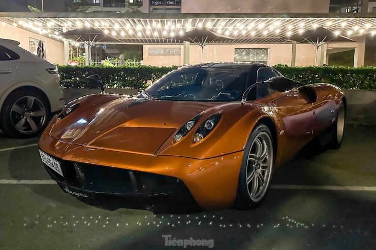 Được nhập về từ tháng 9/2016, Pagani Huayra từng là mẫu siêu xe đắt giá nhất Việt Nam trong một khoảng thời gian dài, ước tính vào khoảng 80 tỷ đồng. Điều khiến chiếc xe này trở nên đắt giá như vậy nằm ở vật liệu chế tạo và quá trình sản xuất thủ công.