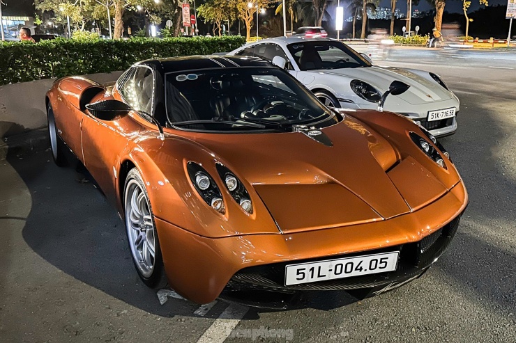 Pagani chỉ sản xuất 100 chiếc Huayra do một cam kết với Mercedes-AMG, trong đó chiếc của doanh nhân Phạm Trần Nhật Minh (Minh Nhựa) mang số thứ tự 13/100. Đây cũng là chiếc duy nhất trong tổng số 100 chiếc được sản xuất sở hữu màu sơn cam ở ngoại thất.