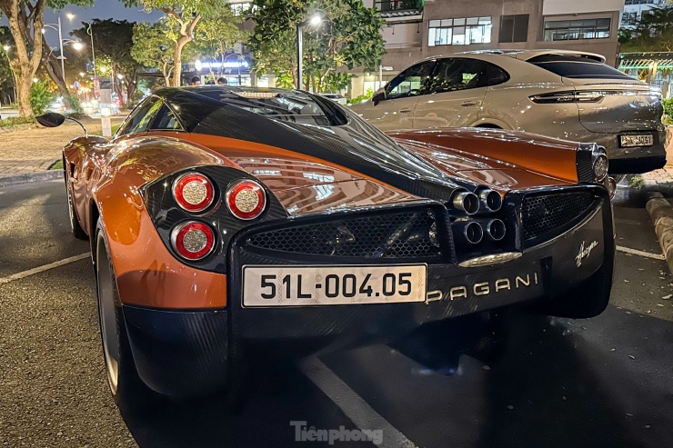 Về hiệu năng, Pagani Huayra được trang bị khối động cơ V12, dung tích 6.0L tăng áp kép, sản sinh công suất 719 mã lực và 1.000 Nm mô-men xoắn. Khối động cơ này được sản xuất bởi Mercedes-AMG.