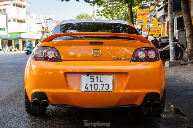 Cũng vì những lý do trên, dòng xe này cũng khá kén người chơi tại Việt Nam. Số lượng Mazda RX-8 tại thị trường trong nước chỉ đếm trên đầu ngón tay. Mới đây, một chiếc RX-8 màu cam đã bất ngờ xuất hiện trên một tuyến phố tại TP.HCM, thu hút sự chú ý của giới mộ điệu.