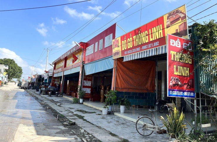 Làng nghề mộc Thuận Giang và Nam Thắng (xã Quỳnh Hưng, huyện Quỳnh Lưu, tỉnh Nghệ An) là 2 làng nghề có từ lâu và nức tiếng với nhiều sản phẩm đa dạng, phong phú mẫu mã, chất lượng tốt.